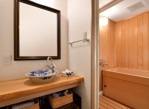 Large Twin Room image 3