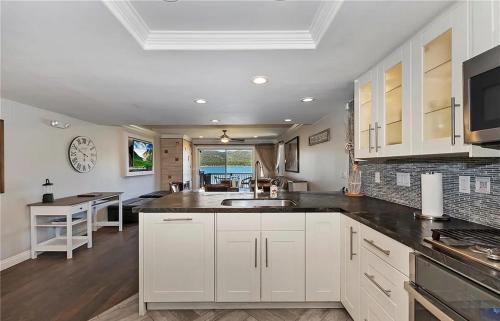Luxurious Lakefront Condo With Private Dock in Los Angeles, USA