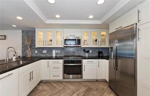 Luxurious Lakefront Condo With Private Dock in Los Angeles, USA