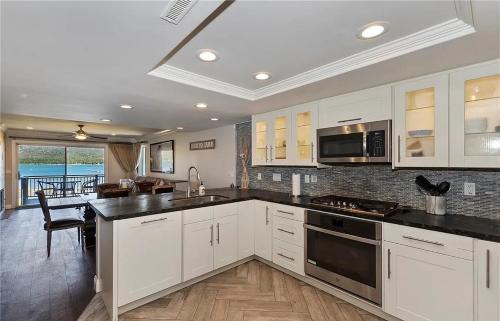 Luxurious Lakefront Condo With Private Dock in Los Angeles, USA