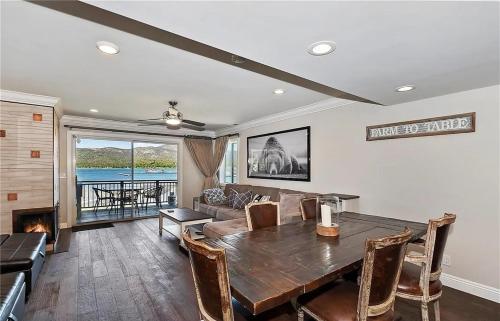 Luxurious Lakefront Condo With Private Dock in Los Angeles, USA