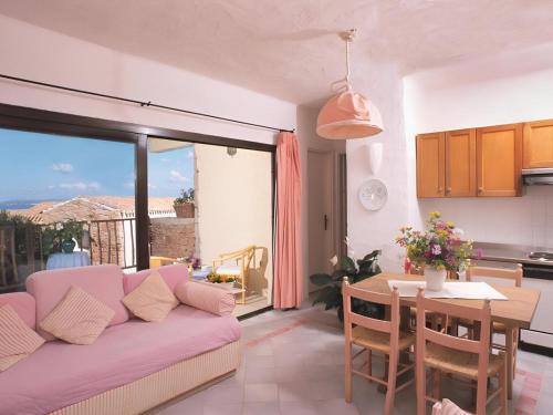 Seaside apartment Baja Sardinia - 6pl June July - 150 m from smeraldo beach