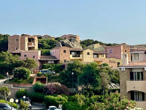 Seaside apartment Baja Sardinia - 6pl June July - 150 m from smeraldo beach