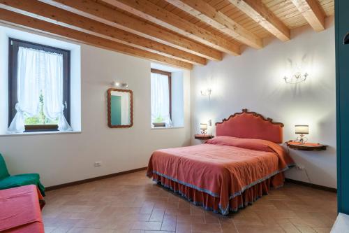1 queen bed, 2 sofa beds