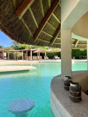 Rodyti, Nino Lodge in Fimela