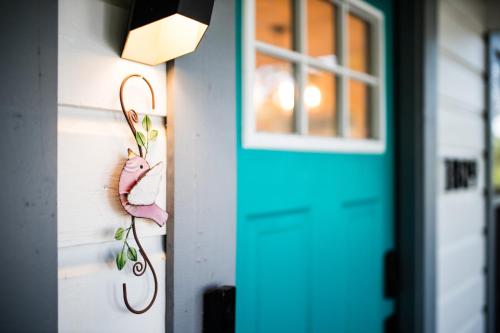 King Suite Retreat -Steps from Football & Perfect for Holiday Stays