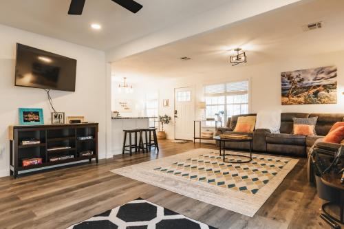 Spacious UT Longhorn Home at Dtwn Sleep 7 in Austin, USA