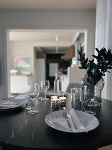 virtuve, Cozy Apartment , Sleeps 4, 10 Min to Reykjavík Downtown, Family-Friendly (Cozy Apartment , Sleeps 4, 10 Min to Reykjavik Downtown, Family-Friendly) in Seltjarnarnes