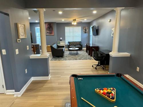 Entire NW Stadium home with pool table and parking in Washington, USA