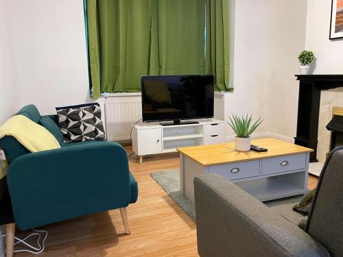 Lovely Spacious House Family & Contractor Friendly 3 Bedroom Near Leeds Centre Sleeps 8