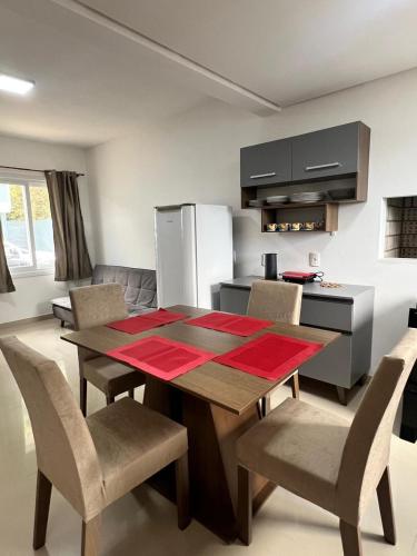 CASA LINDA PARA 6 a 8 PESSOAS COM 3 QUARTOS 3 BANHEIROS , COZINHA COMPLETA, ESTACIONAMENTO A 5 MiNUTOS DA CATEDRAL DE PEDRA