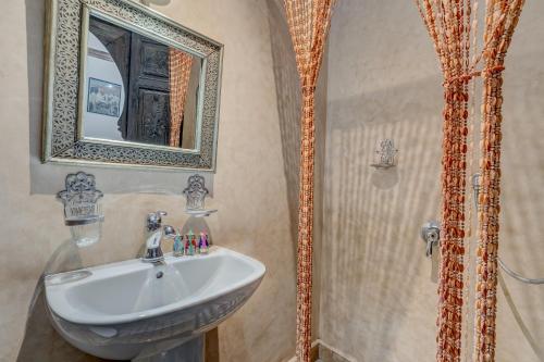 Riad Marwa - Tap to explore photos