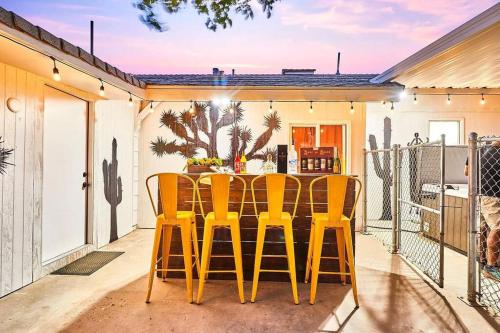 Chic Oasis, Pool, Hot Tub and Games Near Joshua Tree in Yucca Valley, USA