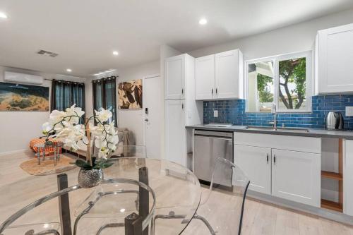 Cozy 2 Bedroom 2 Bath Cottage in Hollywood with Private Yard in Los Angeles, USA