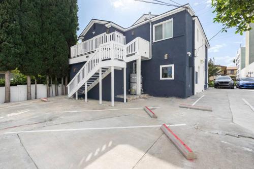 Cozy 2 Bedroom 2 Bath Cottage in Hollywood with Private Yard in Los Angeles, USA