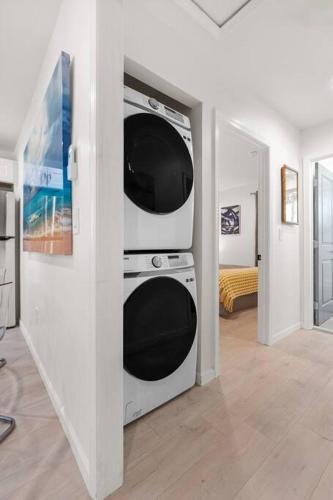 Cozy 2 Bedroom 2 Bath Cottage in Hollywood with Private Yard in Los Angeles, USA