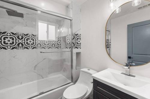 Cozy 2 Bedroom 2 Bath Cottage in Hollywood with Private Yard in Los Angeles, USA