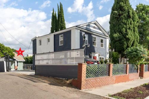 Cozy 2 Bedroom 2 Bath Cottage in Hollywood with Private Yard in Los Angeles, USA