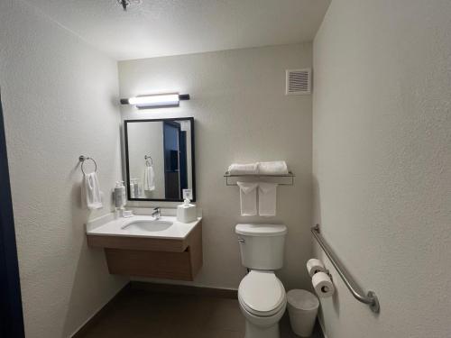 Comfort Inn & Suites North Glendale - Bell Road - image 12