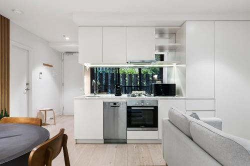 Stylish, Modern and Central Apt with Balcony and WiFi, Melbourne (photo 4)