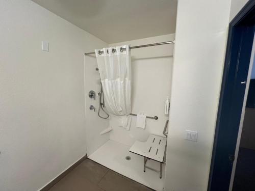 Comfort Inn & Suites North Glendale - Bell Road - image 3