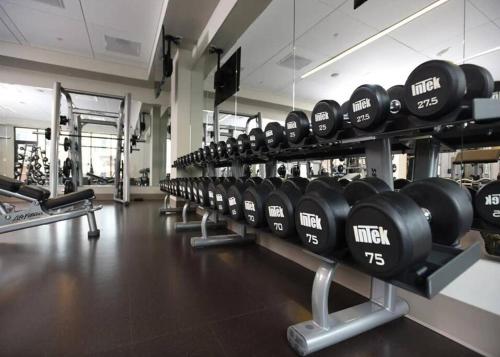 Luxury 2 bd apt w POOL GYM AMERICANA in Glendale, USA