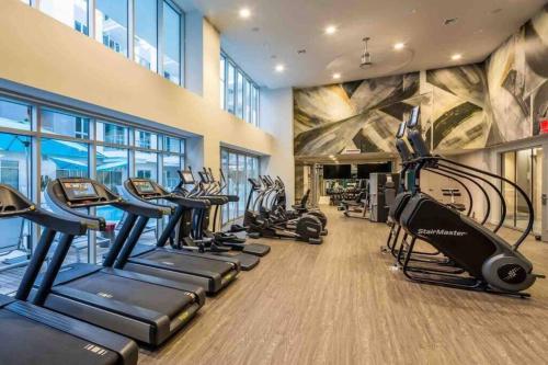 Luxury 2 bd apt w POOL GYM AMERICANA in Glendale, USA