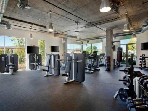 Luxury 2 bd apt w POOL GYM AMERICANA in Glendale, USA