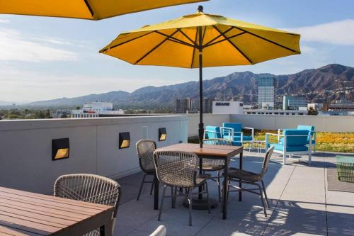 Luxury 2 bd apt w POOL GYM AMERICANA in Glendale, USA