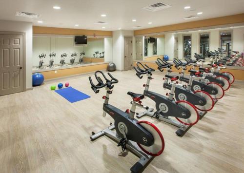 Luxury 2 bd apt w POOL GYM AMERICANA in Glendale, USA