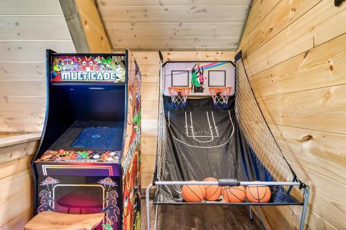 85 Indoor Pool, Game Room & Oversized Hot Tub in Sevierville, USA