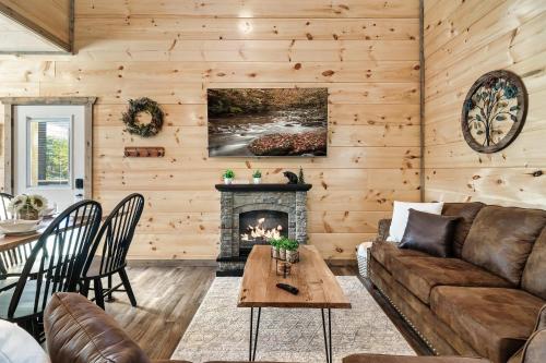 85 Indoor Pool, Game Room & Oversized Hot Tub in Sevierville, USA
