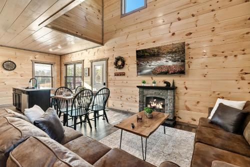 85 Indoor Pool, Game Room & Oversized Hot Tub in Sevierville, USA