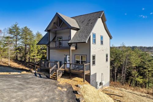 85 Indoor Pool, Game Room & Oversized Hot Tub in Sevierville, USA