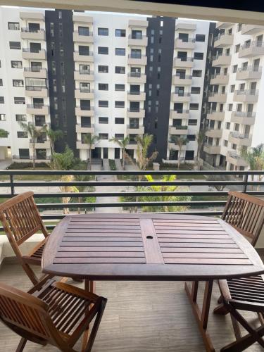 Luxury 3 Bedroom Apt Near Park and Sea, Heated Indoor Pool, Wifi, Free Parking in 엔 하루다