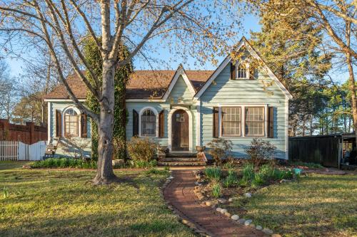 . Doras Dutch Cottage Charmer with Swimming Pool