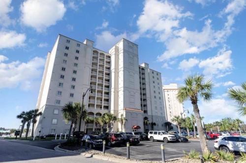 Cozy Double Queen Studio! Yacht Club at Barefoot Landing! 1-501B in Myrtle Beach, USA
