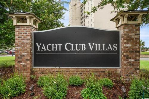 Cozy Double Queen Studio! Yacht Club at Barefoot Landing! 1-501B in Myrtle Beach, USA