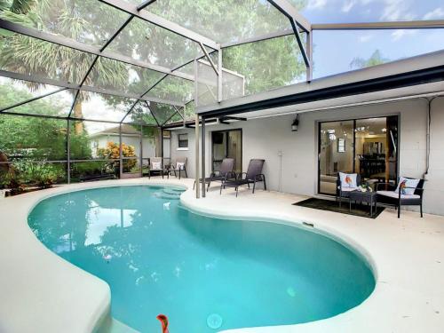Private 4BR villa with Screened in pool large yard in Kissimmee, USA