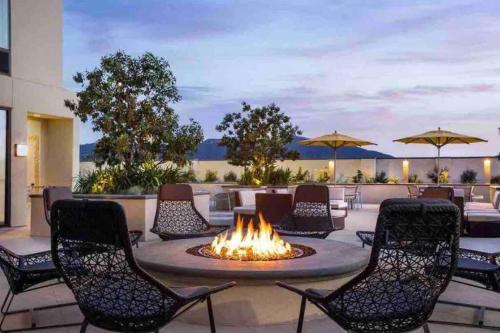 Luxury Penthouse Loft w POOL GYM AMERICANA in Glendale, USA