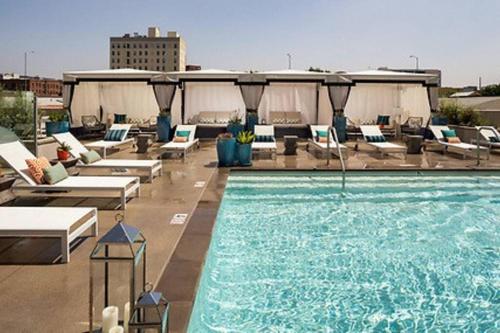 Luxury Penthouse Loft w POOL GYM AMERICANA in Glendale, USA