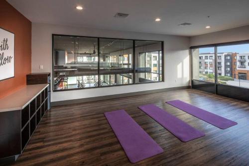 KING BED - Luxury 2 Bed 2 Bath By Stanford, SFO & Tech Giants in Menlo Park, CA KING BED - Luxury 2 Bed 2 Bath By Stanford, SFO & Tech Giants in Menlo Park, CA