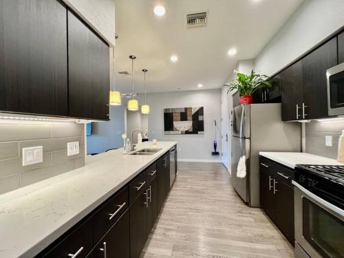 KING BED - Luxury 2 Bed 2 Bath By Stanford, SFO & Tech Giants in Menlo Park, CA KING BED - Luxury 2 Bed 2 Bath By Stanford, SFO & Tech Giants in Menlo Park, CA