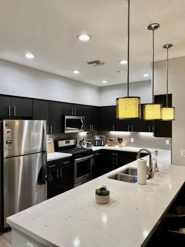 KING BED - Luxury 2 Bed 2 Bath By Stanford, SFO & Tech Giants in Menlo Park, CA KING BED - Luxury 2 Bed 2 Bath By Stanford, SFO & Tech Giants in Menlo Park, CA