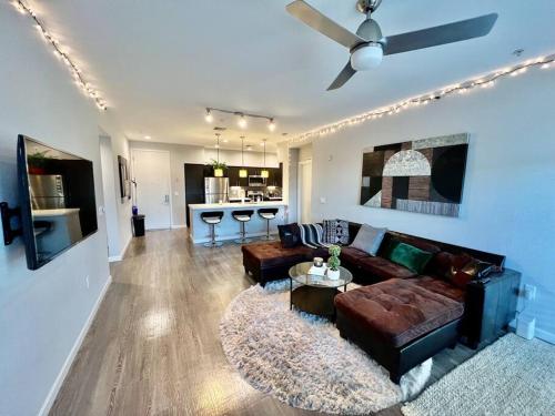 KING BED - Luxury 2 Bed 2 Bath By Stanford, SFO & Tech Giants in Menlo Park, CA KING BED - Luxury 2 Bed 2 Bath By Stanford, SFO & Tech Giants in Menlo Park, CA