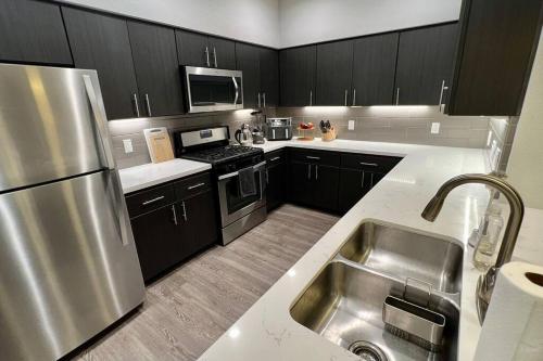 KING BED - Luxury 2 Bed 2 Bath By Stanford, SFO & Tech Giants in Menlo Park, CA KING BED - Luxury 2 Bed 2 Bath By Stanford, SFO & Tech Giants in Menlo Park, CA