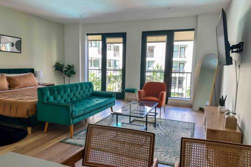 King Bed Studio w Pool GYM in Hollywood in Los Angeles, USA