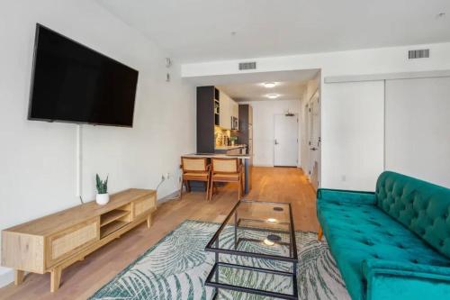 King Bed Studio w Pool GYM in Hollywood in Los Angeles, USA