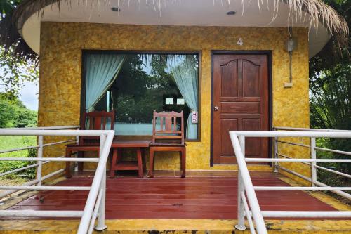 Balcony/terrace, Karaboon Wellness in Wat Chan