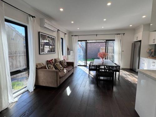 New house near Monash Hospital, just a 3-min walk in Oakleigh